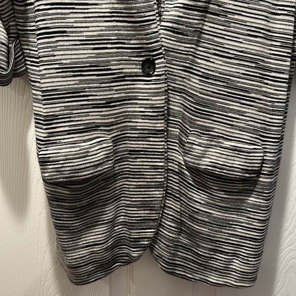 Chicos size 3 black and white stripe shirt sleeve stretch blazer - Picture 3 of 6